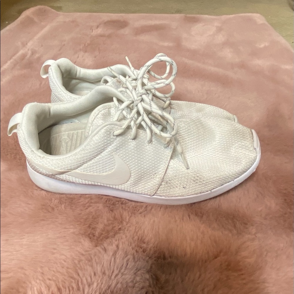 White Nike roshe sneakers